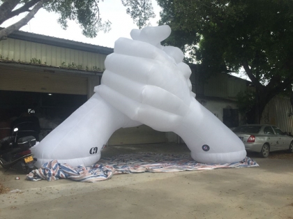 Inflatable hand arch