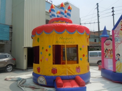 inflatable birthday cake bou...