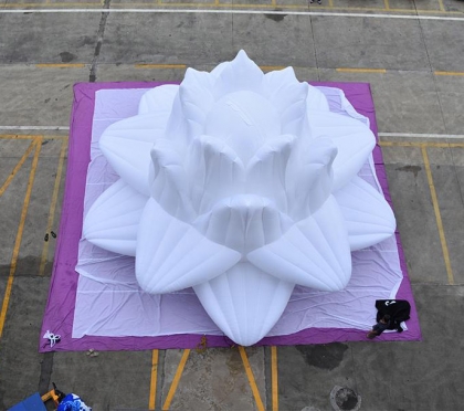giant inflatable lotus flowe...