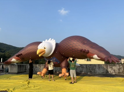 giant flying inflatable eagl...